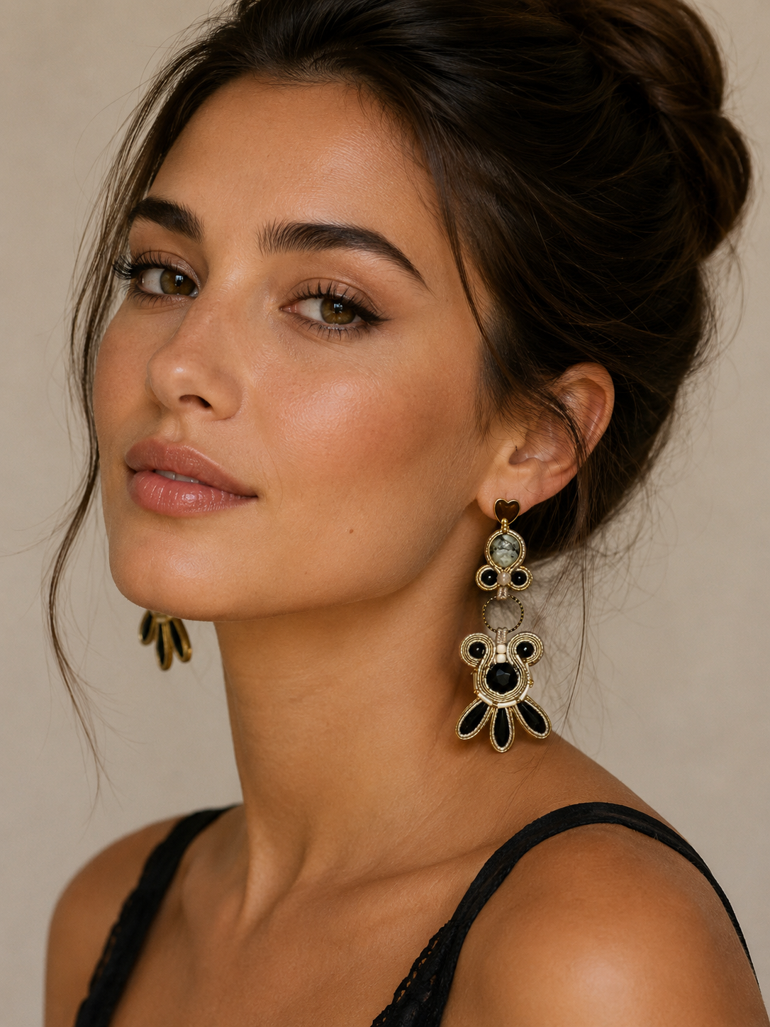 Orecchini Iside – Soutache Luxury Nero e Avorio | Collezione Antica Grecia