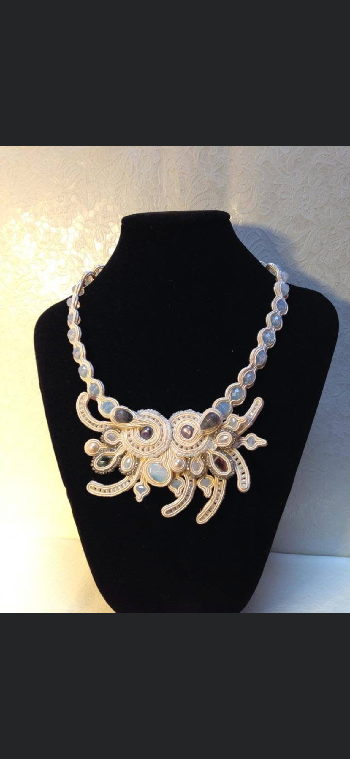 Collana - 🌙 MOONLIGHT
Dolce e misteriosa come la notte, Moonlight racchiude la magia della luce lunare. I suoi riflessi argentei e dorati accarezzano la pelle con eleganza discreta, simbolo di intuizione, calma e bellezza che illumina nel silenzio