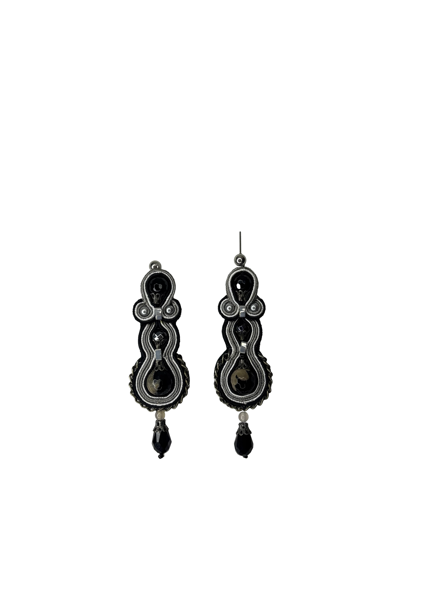 Orecchini - 💎 Lyra
Ispirata alla costellazione della lira, Lyra vibra come una melodia celeste. I suoi riflessi blu e oro danzano in perfetta armonia, celebrando la donna che brilla con la sua propria musica