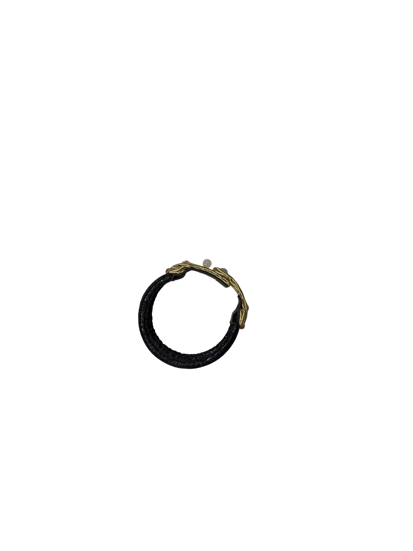 💎 (bracciale) Cassia
Tra fili dorati e bagliori ambra, Cassia abbraccia il polso con la forza gentile della natura. È un gioiello che parla di radici e libertà, di eleganza spontanea e calore terreno