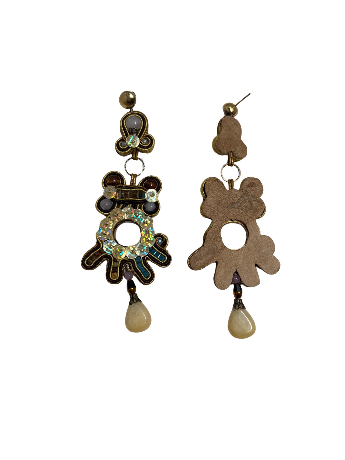 Leonir Lueur – Orecchini Soutache Artigianali
💫 Il terzo battito – la luce che si espande
Un bagliore dorato che rivela la forza del fascino.
La luce diventa danza: si muove tra forza e dolcezza, illumina e trasforma con grazia e potenza.