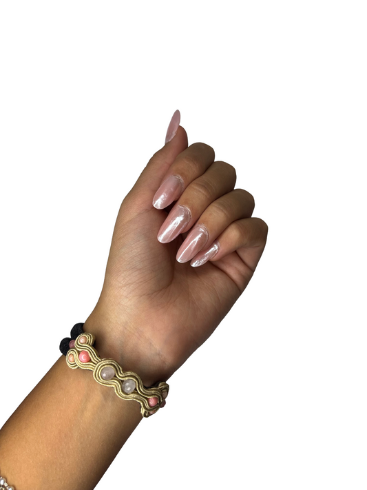 💎 (bracciale) Cassia 

Tra fili dorati e bagliori ambra, Cassia abbraccia il polso con la forza gentile della natura. È un gioiello che parla di radici e libertà, di eleganza spontanea e calore terreno