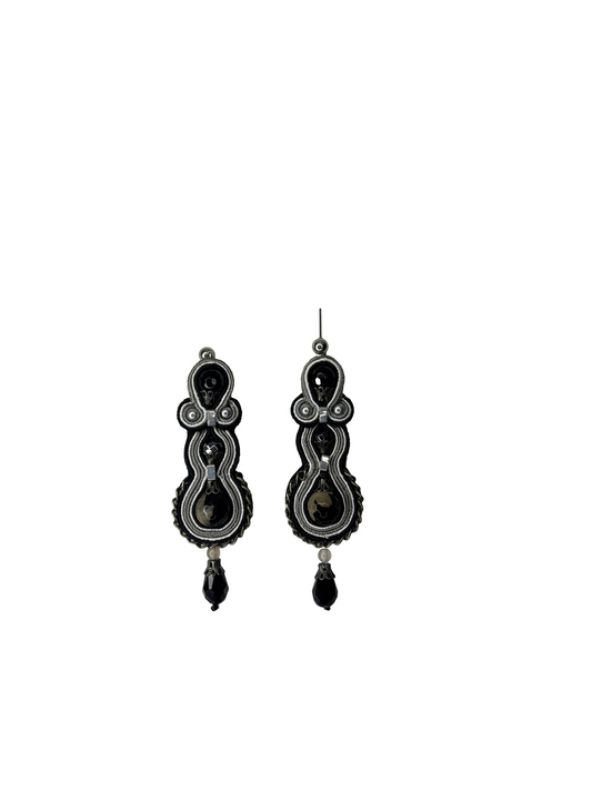 Orecchini - 💎 Lyra

Ispirata alla costellazione della lira, Lyra vibra come una melodia celeste. I suoi riflessi blu e oro danzano in perfetta armonia, celebrando la donna che brilla con la sua propria musica