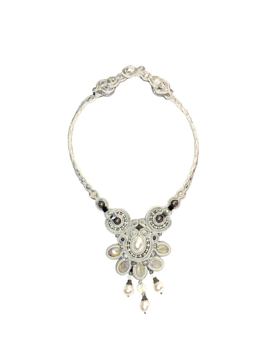 .	Etherea Bride – Collier elaborato con dettagli in madreperla e opali