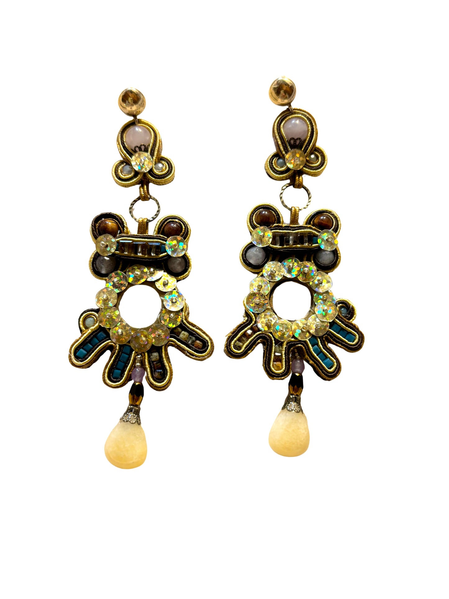 Leonir Lueur – Orecchini Soutache Artigianali

💫 Il terzo battito – la luce che si espande

Un bagliore dorato che rivela la forza del fascino.
La luce diventa danza: si muove tra forza e dolcezza, illumina e trasforma con grazia e potenza.