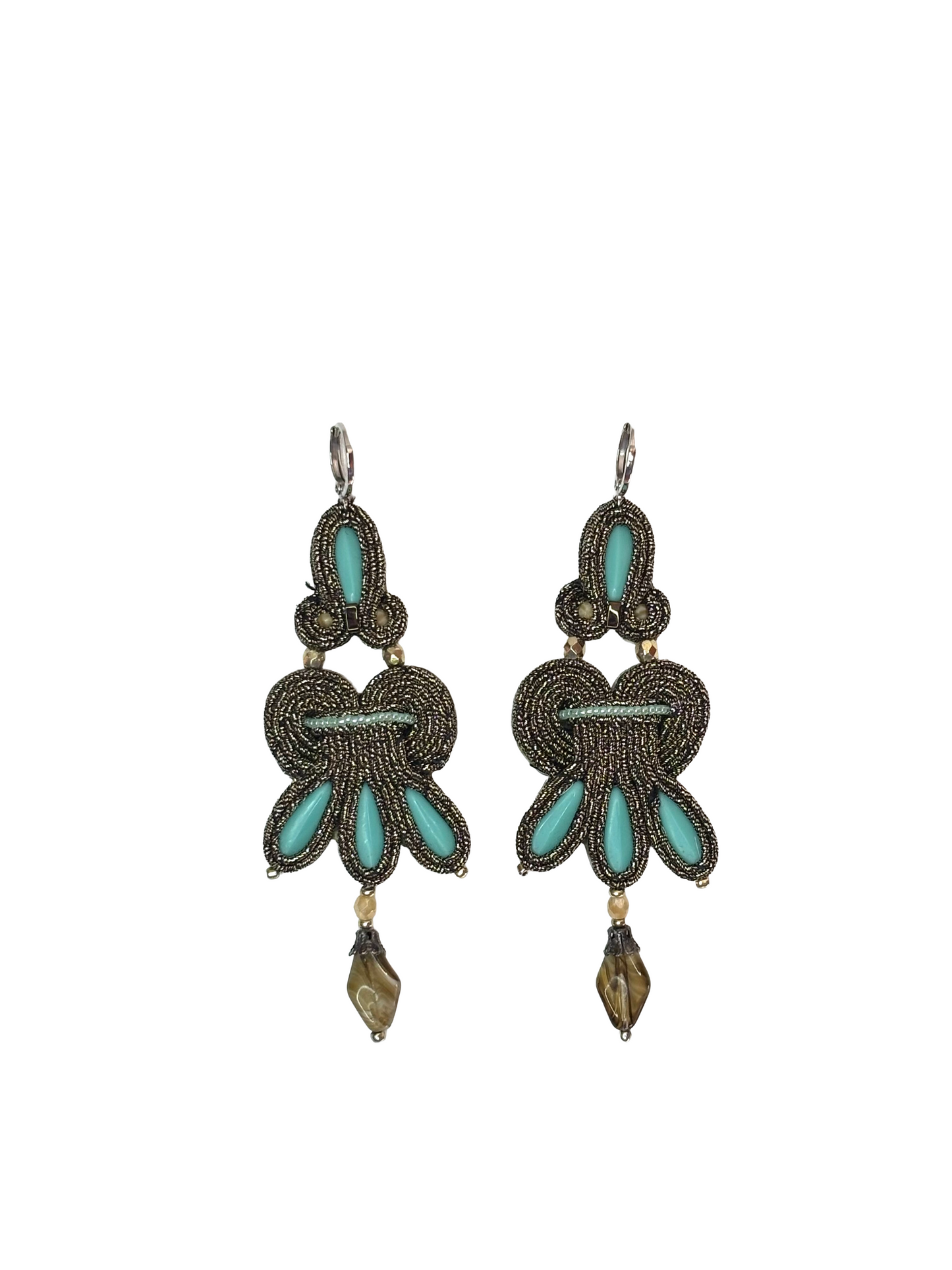 Orecchini - 🌙 MOONLIGHT GRACE

Delicata come un raggio di luna, Moonlight Grace illumina con eleganza silenziosa. I suoi riflessi perlacei e dorati avvolgono il viso come una carezza notturna, simbolo di purezza, intuizione e grazia senza tempo