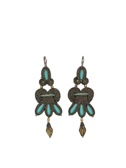 Orecchini - 🌙 MOONLIGHT GRACE

Delicata come un raggio di luna, Moonlight Grace illumina con eleganza silenziosa. I suoi riflessi perlacei e dorati avvolgono il viso come una carezza notturna, simbolo di purezza, intuizione e grazia senza tempo