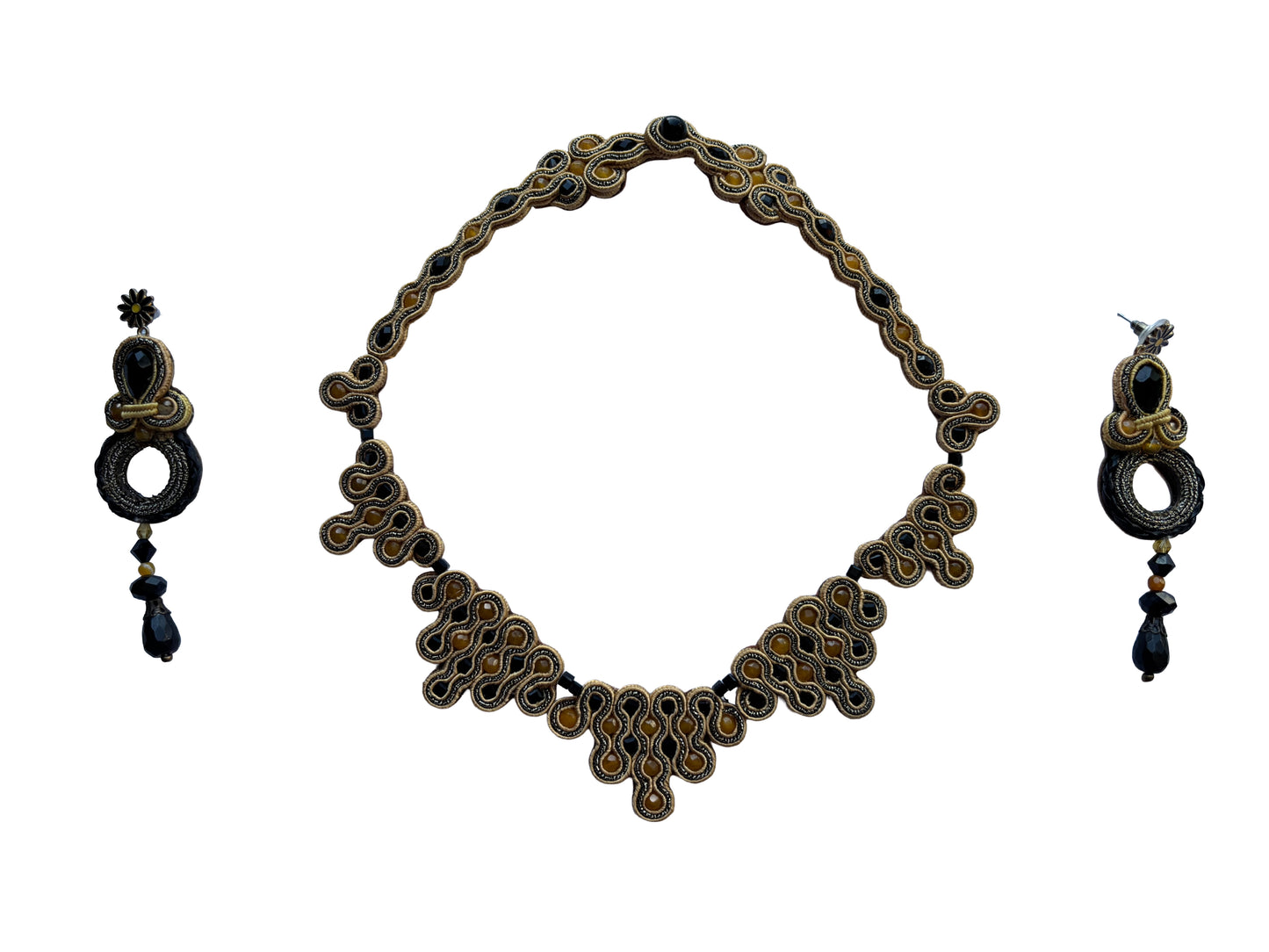 Collana - PHARAON ECLISSE unisce la profondità mistica dell’onice al calore radioso dell’agata gialla, intrecciati in un ricamo soutache ispirato ai tesori faraonici. Le sue linee sinuose brillano come un’eclisse dorata nel deserto,