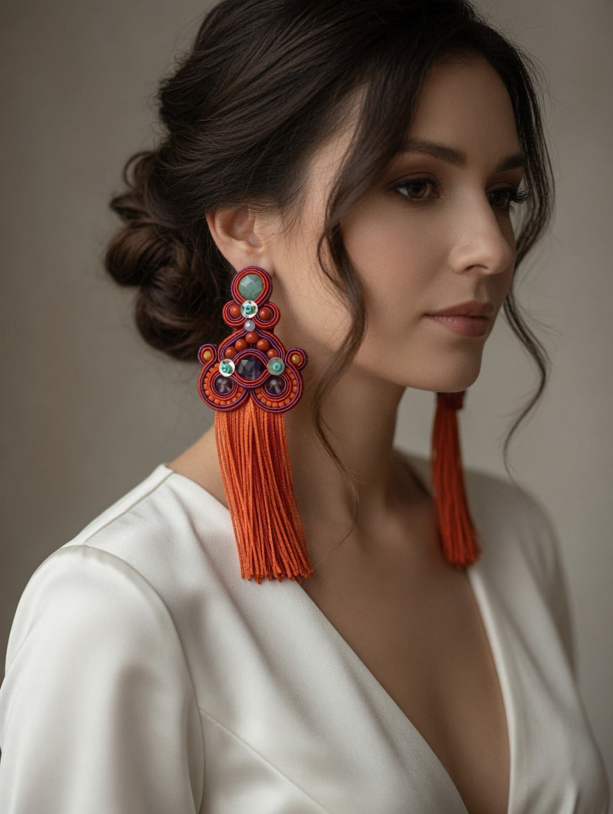Orecchini soutache artigianali con frange, eleganti e leggeri nei toni corallo e turchese. Ispirati a Portofino. Scopri Vilschic.