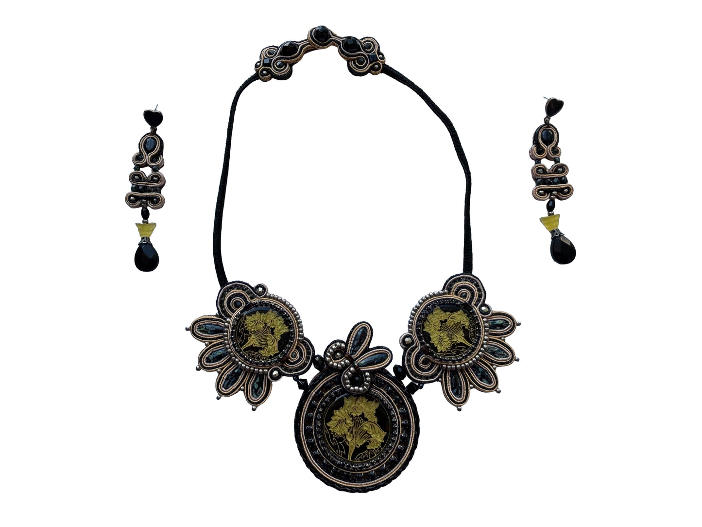 Collana - AIDA

Maestosa e luminosa, Aida nasce dall’incontro tra forza e grazia. Le sue sfumature dorate e ambrate raccontano una bellezza senza tempo, ispirata alle regine antiche e alle donne moderne che brillano con dignità e fascino profondo