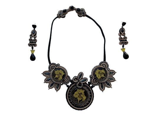 AIDA

Maestosa e luminosa, Aida nasce dall’incontro tra forza e grazia. Le sue sfumature dorate e ambrate raccontano una bellezza senza tempo, ispirata alle regine antiche e alle donne moderne che brillano con dignità e fascino profondo