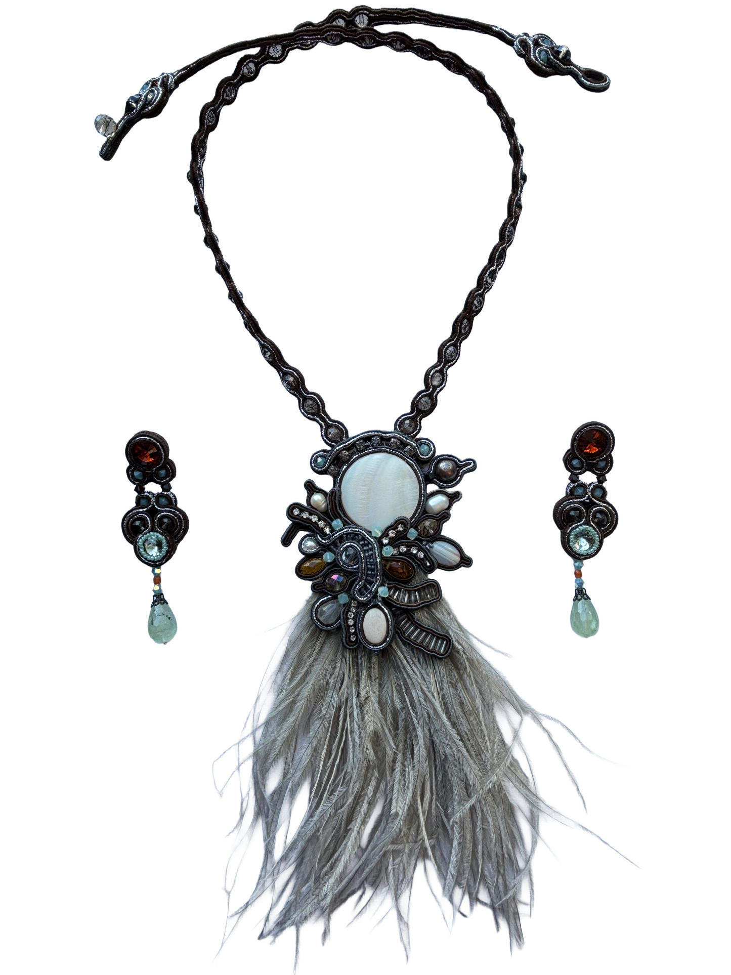 DESERT MOON – Collier con piume di marabù e agata verde

	Parure artigianale realizzata interamente a mano con perle Swarovski, agata verde e delicate piume di marabù grigio perla.

	Il design elegante e leggermente etereo richiama il fascino dei paesaggi