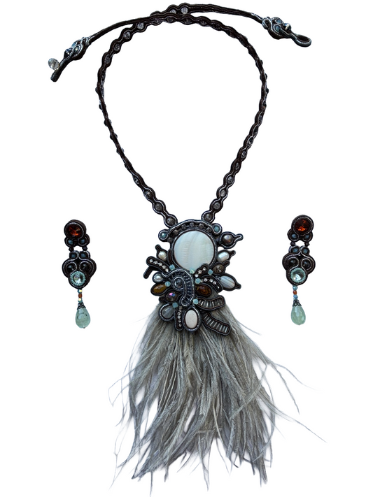 DESERT MOON – Collier con piume di marabù e agata verde

	Parure artigianale realizzata interamente a mano con perle Swarovski, agata verde e delicate piume di marabù grigio perla.

	Il design elegante e leggermente etereo richiama il fascino dei paesaggi