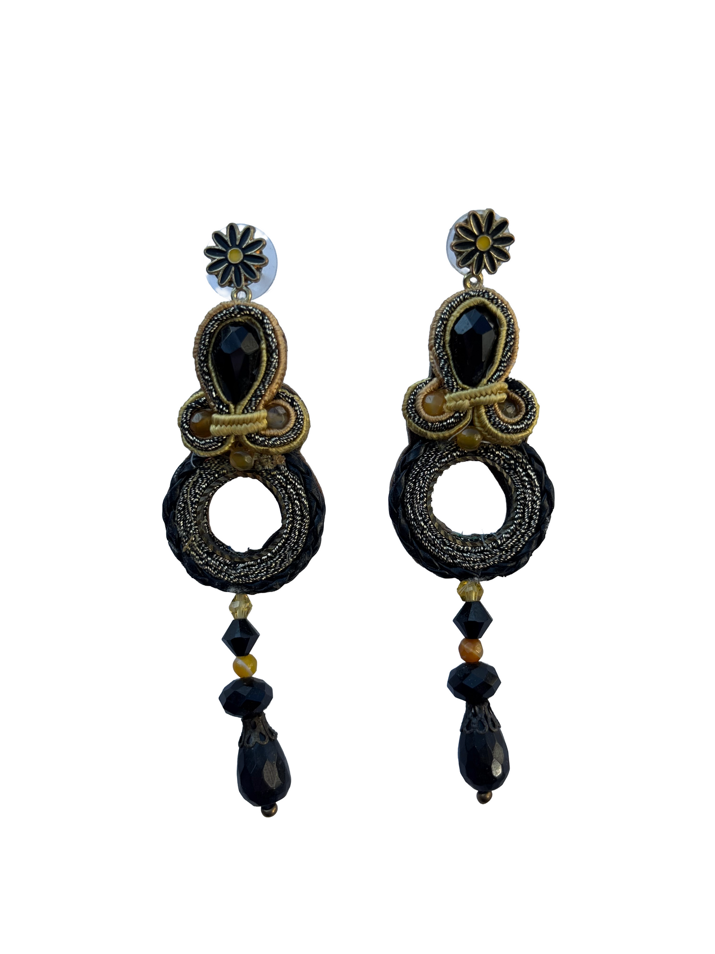 Orecchini - 💎 Faraon Eclipse

Maestoso e magnetico, Faraon Eclipse nasce dal mistero delle dinastie antiche. Oro e nero si fondono in un equilibrio perfetto, evocando il potere silenzioso di chi domina con eleganza