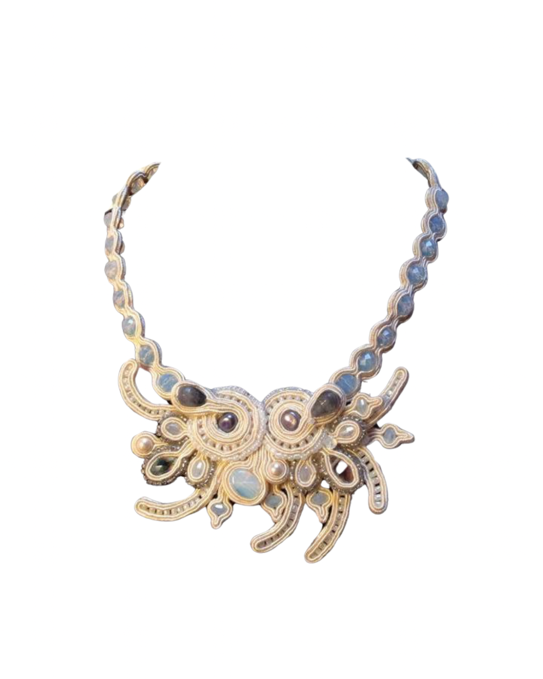 🌙 MOONLIGHT

Dolce e misteriosa come la notte, Moonlight racchiude la magia della luce lunare. I suoi riflessi argentei e dorati accarezzano la pelle con eleganza discreta, simbolo di intuizione, calma e bellezza che illumina nel silenzio