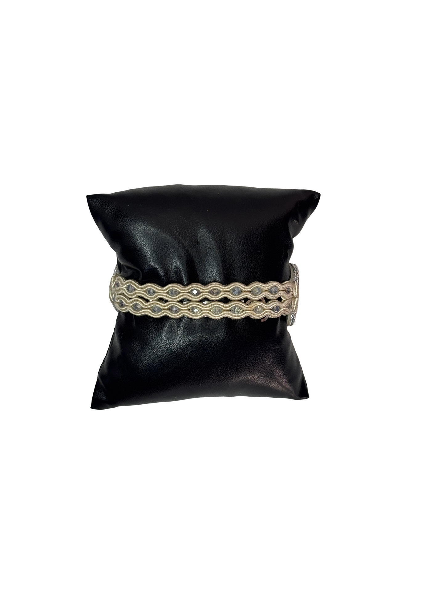 Bracciale - ETHEREA SHINE

Sottile e luminosa, Etherea Shine cattura l’essenza della leggerezza. I riflessi dorati e chiari si intrecciano come raggi d’alba, portando con sé eleganza e quiete