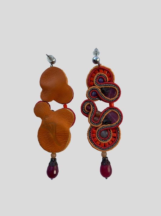 Orecchini - 🍂 DAPHNE — la ninfa dorata

Daphne custodisce la delicatezza della metamorfosi. Oro e ambra si intrecciano come rami al vento, un simbolo di libertà e rinascita