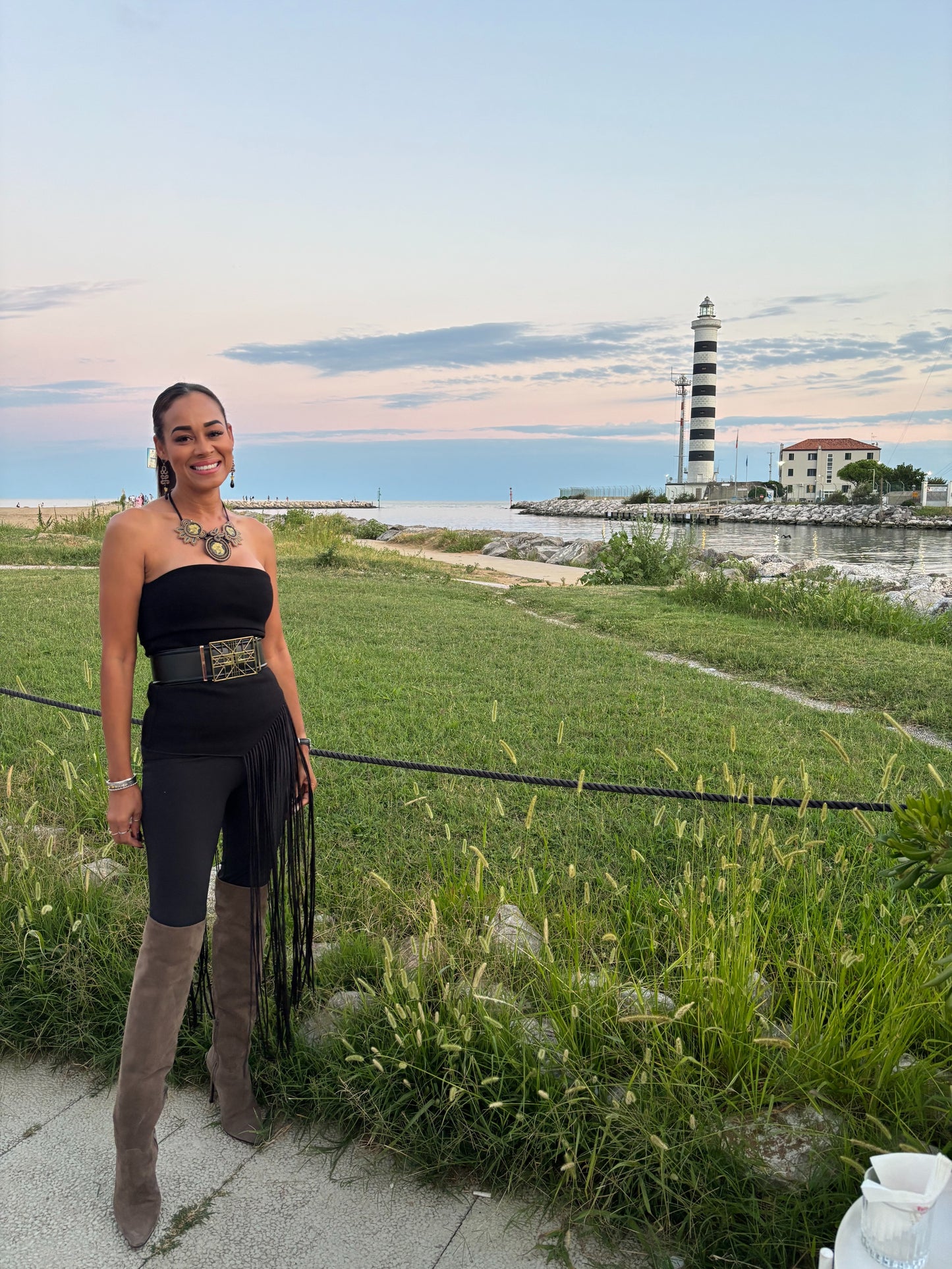 Collana - AIDA

Maestosa e luminosa, Aida nasce dall’incontro tra forza e grazia. Le sue sfumature dorate e ambrate raccontano una bellezza senza tempo, ispirata alle regine antiche e alle donne moderne che brillano con dignità e fascino profondo