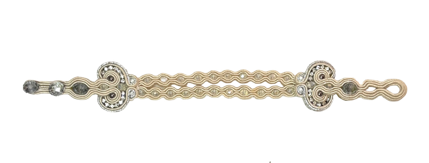 Bracciale - ETHEREA SHINE

Sottile e luminosa, Etherea Shine cattura l’essenza della leggerezza. I riflessi dorati e chiari si intrecciano come raggi d’alba, portando con sé eleganza e quiete