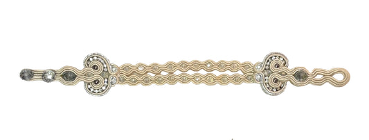 Bracciale - ETHEREA SHINE

Sottile e luminosa, Etherea Shine cattura l’essenza della leggerezza. I riflessi dorati e chiari si intrecciano come raggi d’alba, portando con sé eleganza e quiete