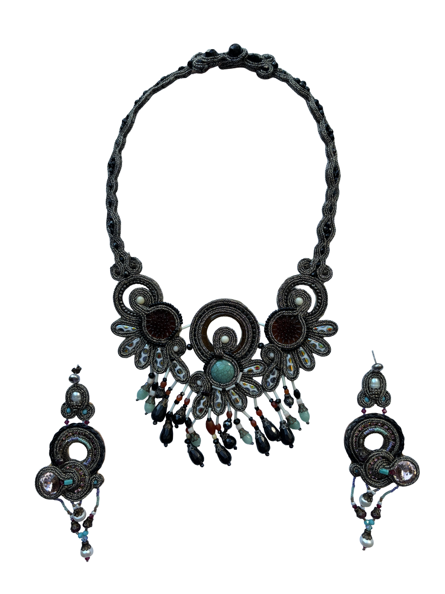 🌊 CALIPSO

Figlia del mare e del mistero, Calipso incanta con la sua luce fluida e magnetica. Le sue sfumature turchesi e dorate evocano l’abbraccio delle onde, un gioiello che celebra la libertà e la forza seducente della femminilità