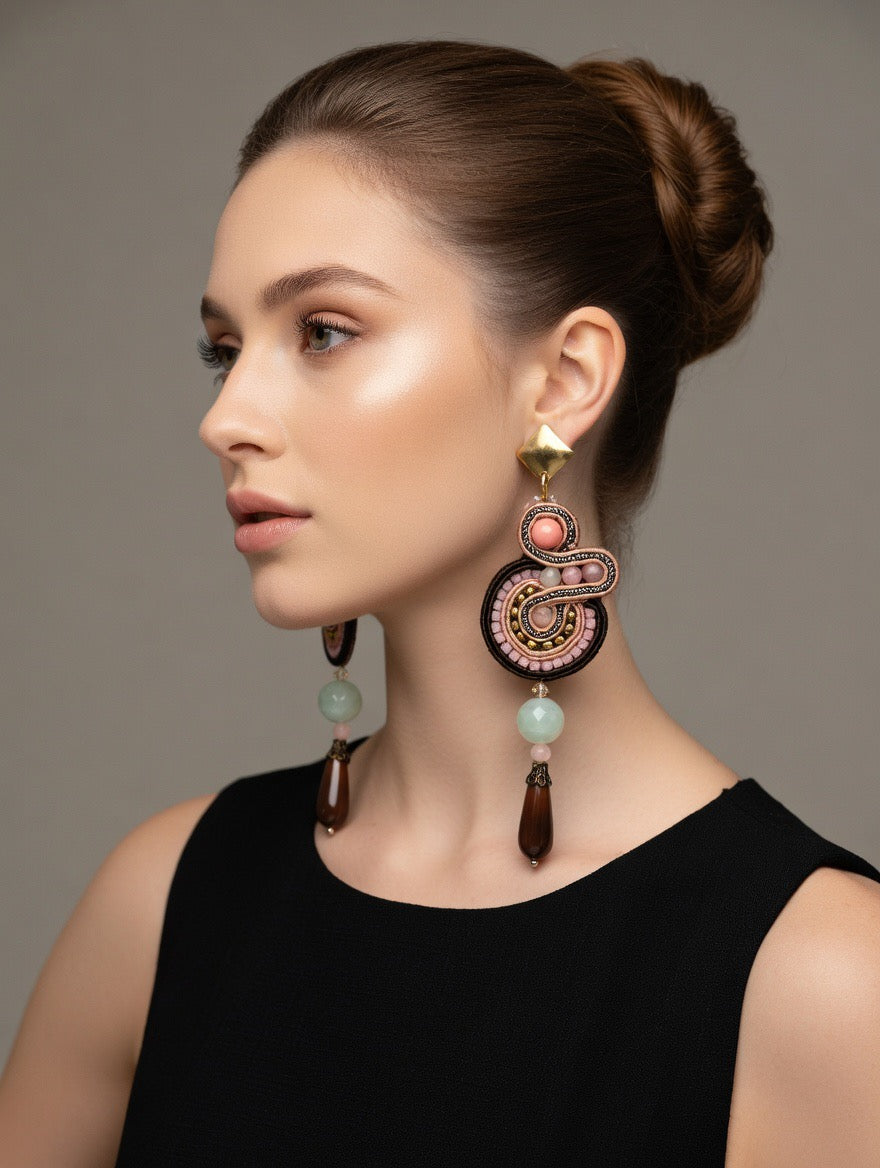 Orecchino Soutache Elise con Quarzo Rosa e Corniola | Vilschic Bijou Artigianale